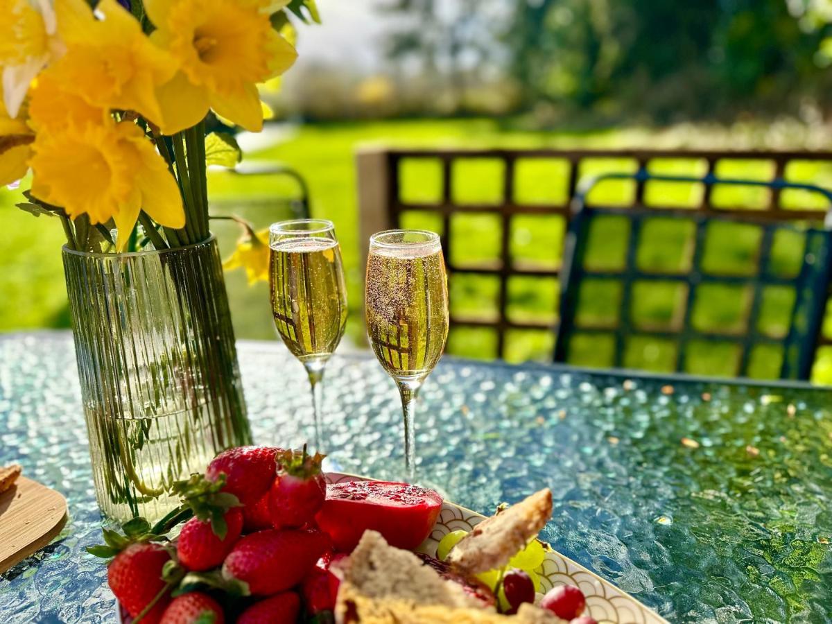Three Bedroom Rural, Relaxing And Peaceful,Dogs Welcome! With Cymru Holidays Abergavenny Exterior photo